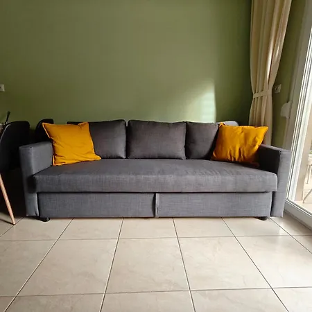 Apartment Entire Metro Park 2 *