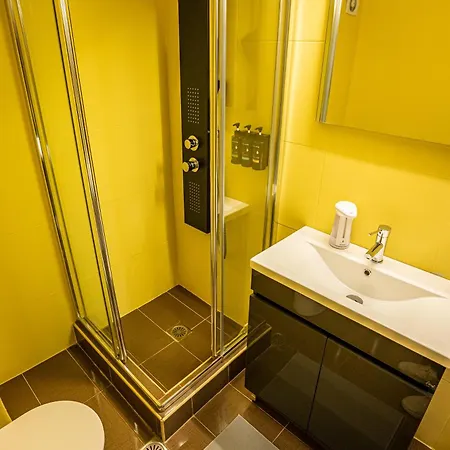Apartament Entire Metro Park 2 *